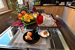 Particolare tavolo prima colazione/cucina